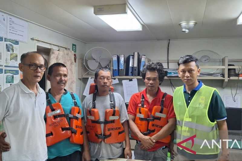 Waduh, Kapal Nelayan Diterjang Ombak Tiga Nelayan Diselamatkan Satu Hilang