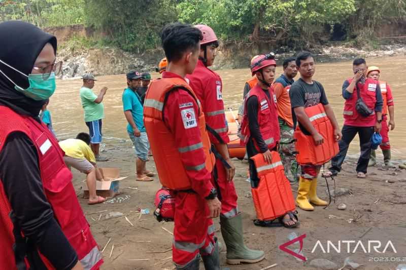 Waduh Mengagetkan, Personel PMI Dikerahkan Bantu Pencarian Korban Tenggelam di Sungai