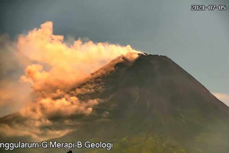 Waduh Semoga Jangan Membesar, Awan Panas Guguran Meluncur dari Gunung Merapi Sejauh 1,5 Km