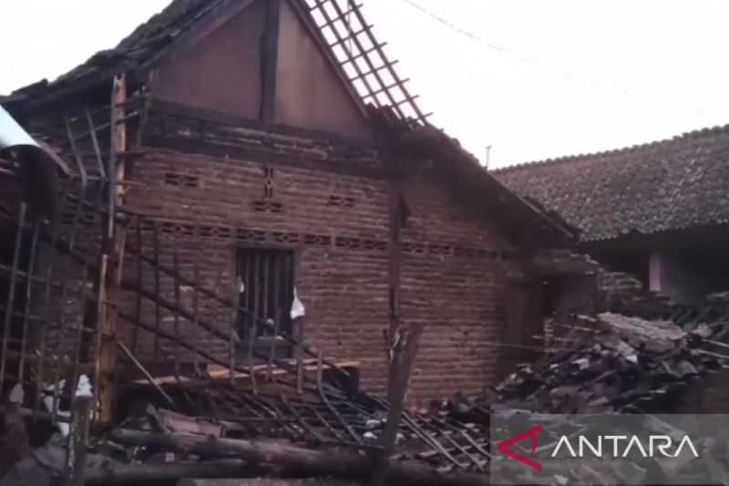 Waduh Semoga Segera Dapat Bantuan, Angin Puting Beliung Rusak Ratusan Rumah di Tiga Desa di Madiun