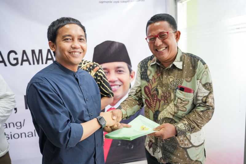 Wakil Menteri Ini Serahkan Sertifikat Tanah kepada Gereja Injili di Tanah Jawa