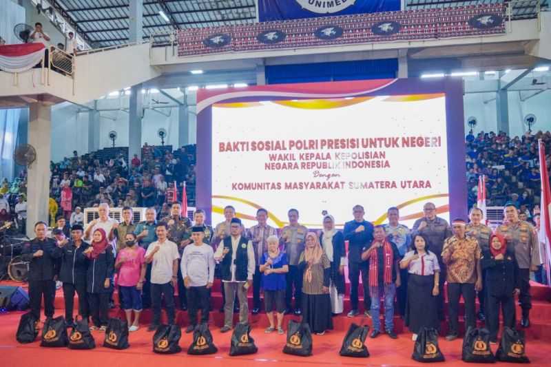 Wali Kota Medan dampingi Wakapolri serahkan 5.000 paket bahan pokok