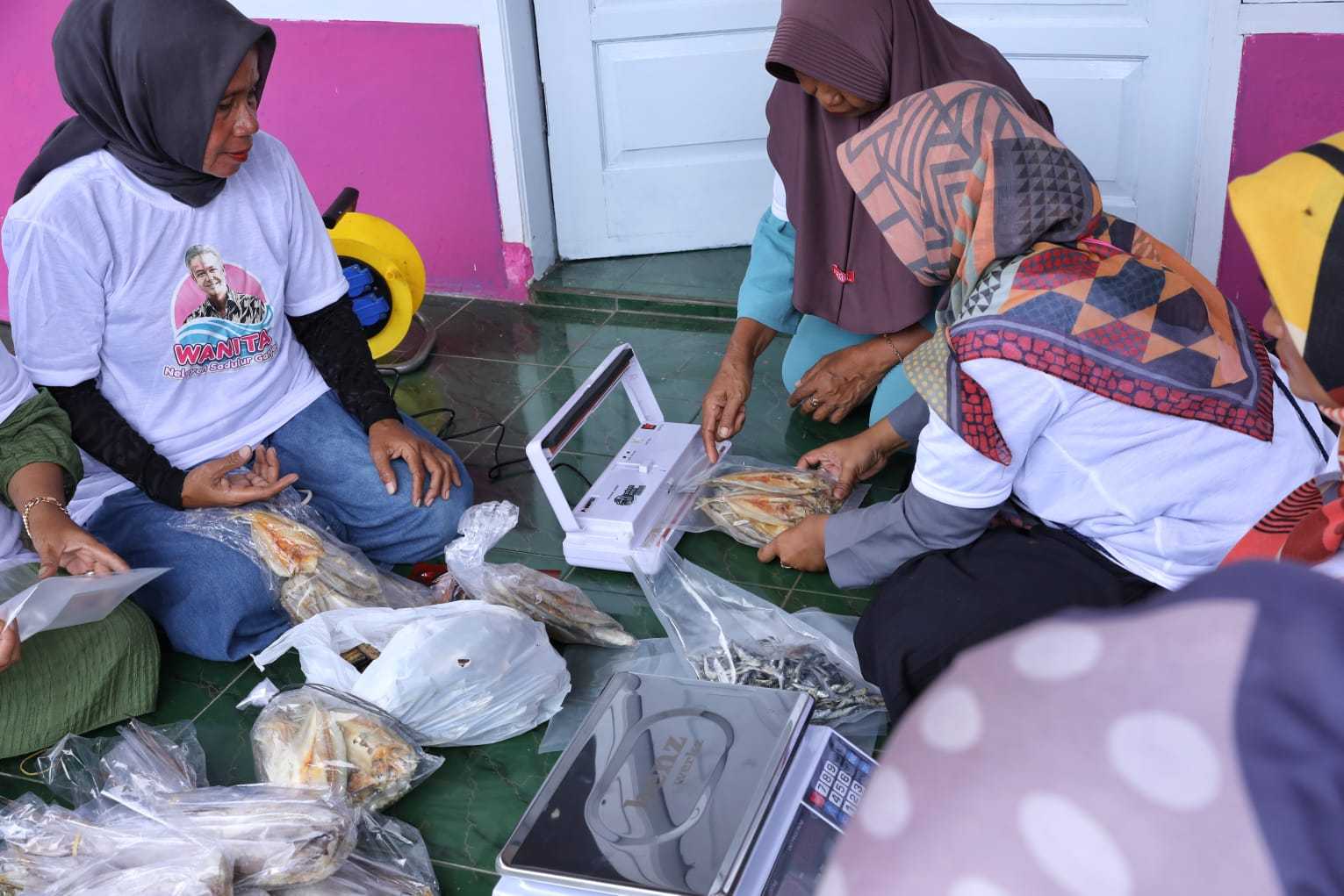 Wanita Nelayan Ganjar Bantu Pengembangan Produk Ikan Asin Di