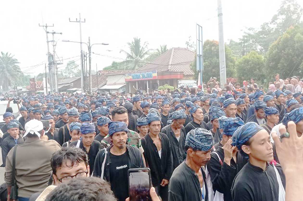 Warga Badui Jalan Tanpa Sandal ke Alun-alun Rangkasbitung