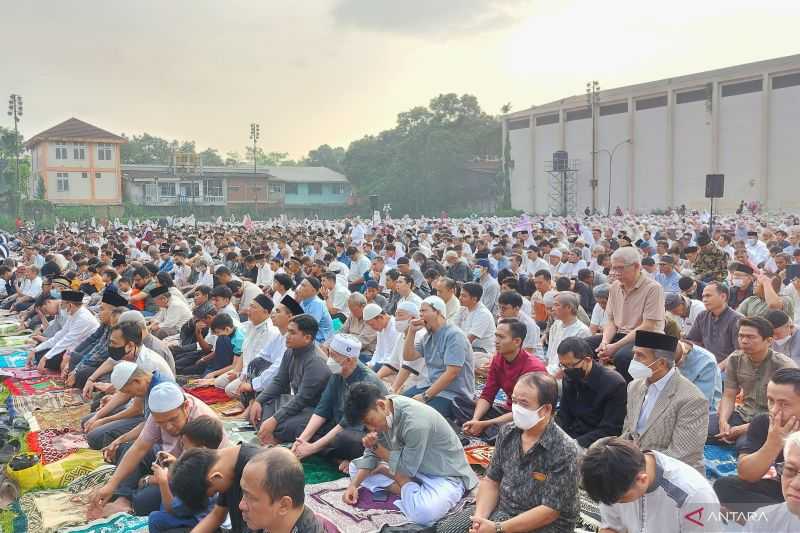 Warga Bandung Antusias Laksanakan Shalat Idul Fitri di Lapangan Lodaya