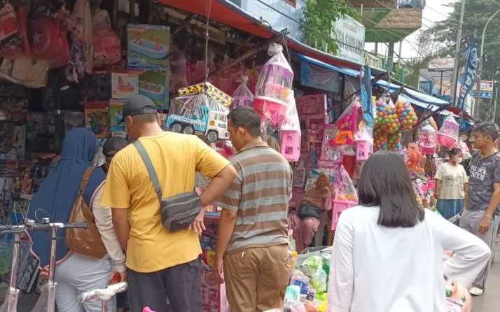 Warga Berburu Mainan  di Pasar Gembrong