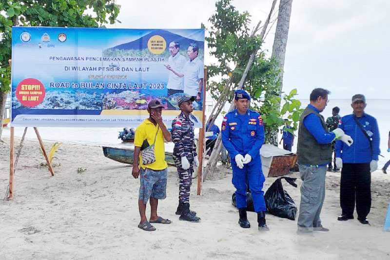 Warga Biak Bersihkan Pantai Kampung Nelayan Samber-Binyari