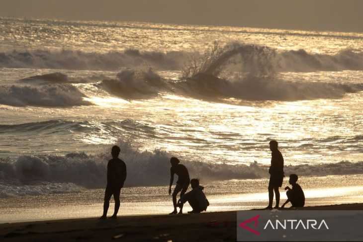 Warga dan Wisatawan Diminta Waspadai Gelombang 6 Meter pada 18-19 Juli