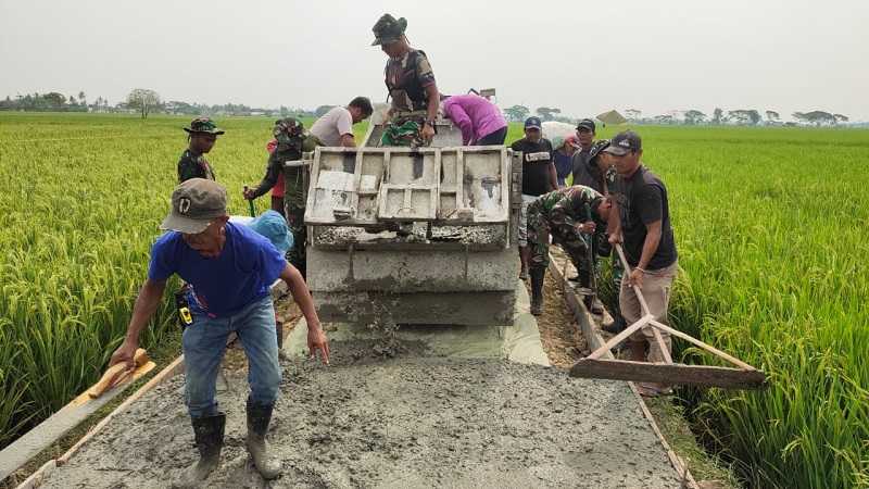 Warga Desa Kertajaya Bersama TNI Bergotong Royong Tuntaskan Sasaran Fisik TMMD