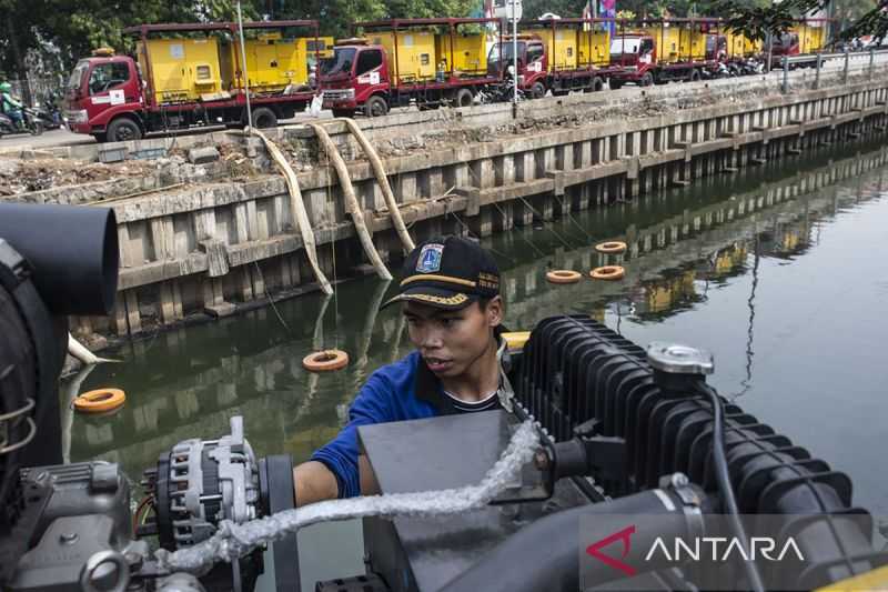 Warga Diminta Waspada, Tinggi Muka Air di Pos Pantau Pintu Air Pasar Ikan Jakarta Siaga 3