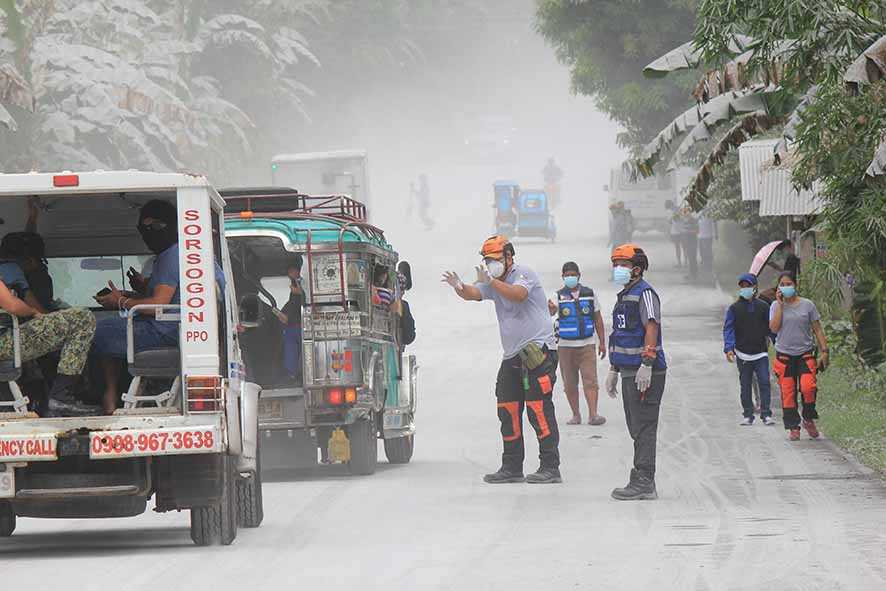 Warga Diungsikan Setelah Gunung Berapi di Filipina Meletus