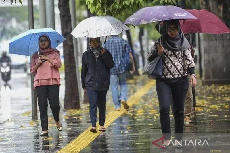 Warga Harus Berhati-hati, BMKG Prakirakan Jakbar dan Jaksel Diguyur Hujan Disertai Petir