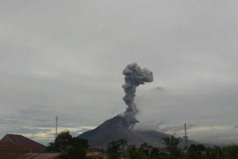 Warga Harus Hati-hati, Erupsi Gunung Sinabung Luncurkan Abu Vulkanik Setinggi 2.000 Meter