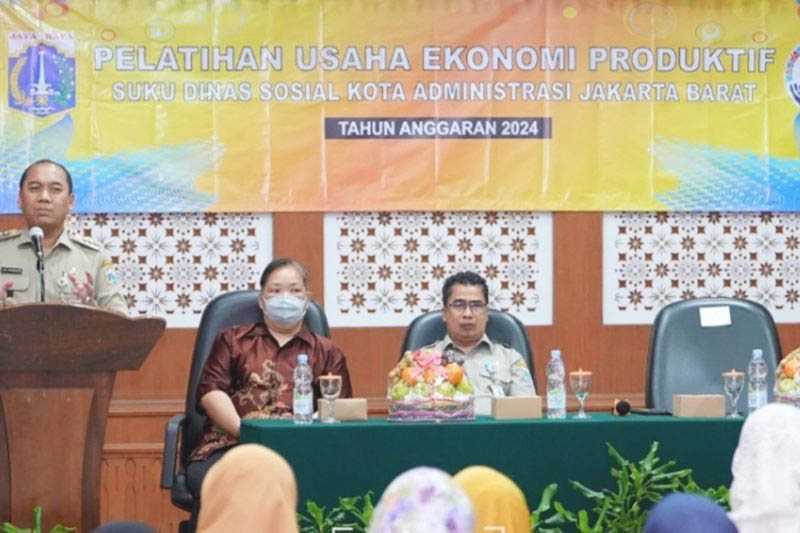 Warga Jakarta Barat Dilatih Membuat Parsel