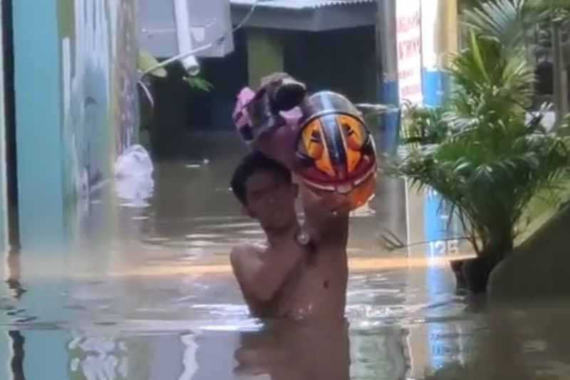 Warga Kebon Pala Terendam Banjir 2 Meter