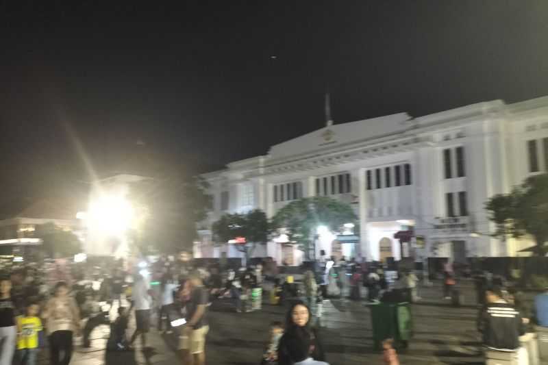 Warga Nonton Band di Kota Tua yang Digelar Saat Malam Takbiran