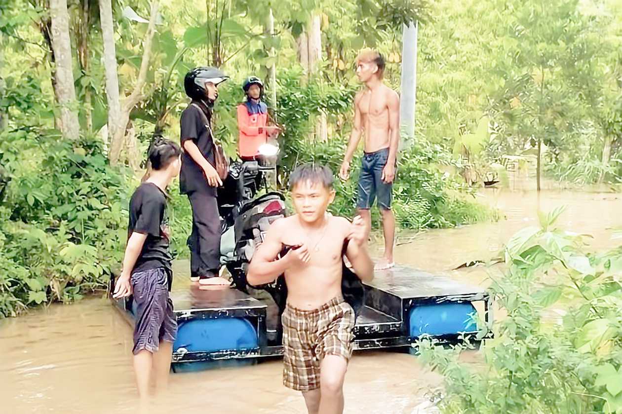 Warga OKU Sumsel Gunakan Perahu untuk Berkativitas Akibat Banjir