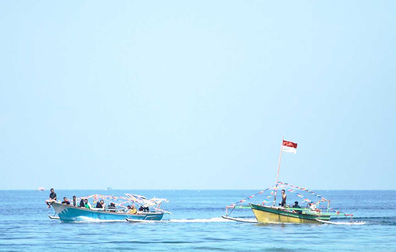 Warga Ololalo Gelar Parade dan Lomba Perahu Tradisional