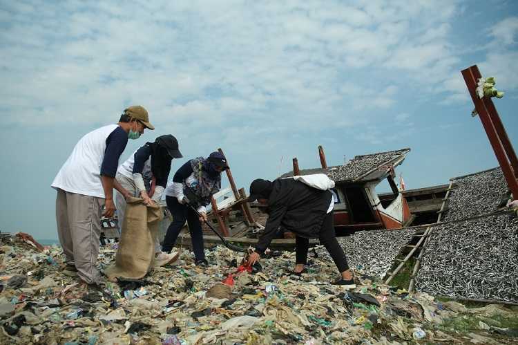 Warga Pandeglang Lakukan Aksi Bersih Pantai Peringati Hari Lingkungan Hidup Sedunia 2024