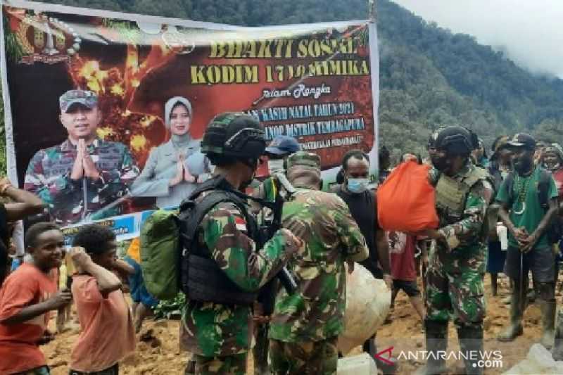Warga Papua Ini Kaget Tiba-tiba Didatangin Prajurit TNI AD dengan Senjata Lengkap, Ternyata Ini yang Dilakukan