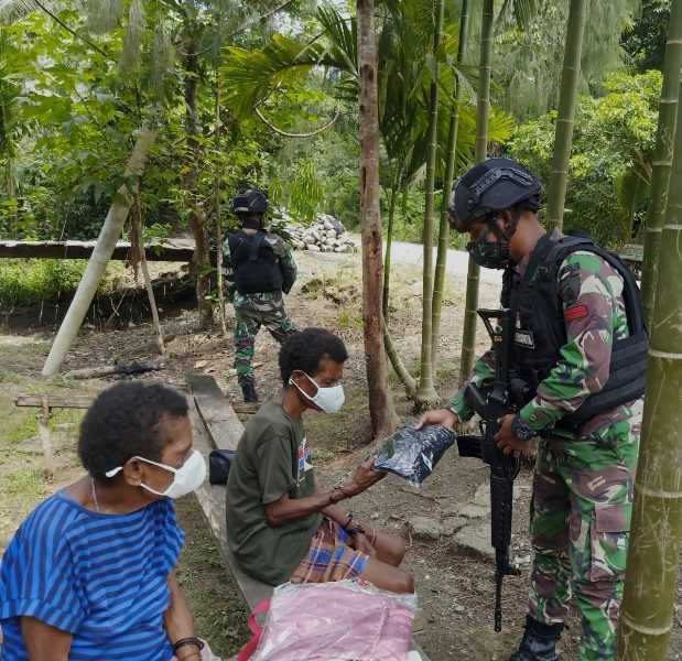 Warga Perbatasan Papua: Puji Tuhan, Kami Diberi Pakaian Bagus, Biasanya Kami Harus Beli Pakaian Jauh ke Kota dan Harga Cukup Mahal