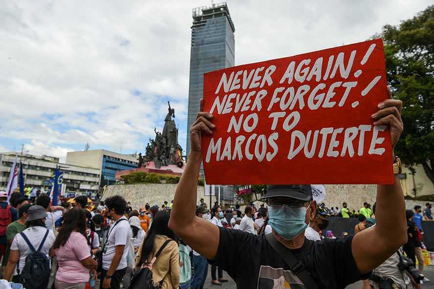 Warga Peringati Tergulingnya Rezim Marcos