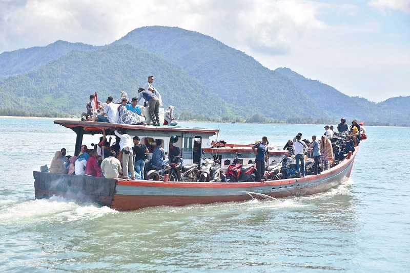 WARGA PULAU TERLUAR BELANJA KEPERLUAN LEBARAN