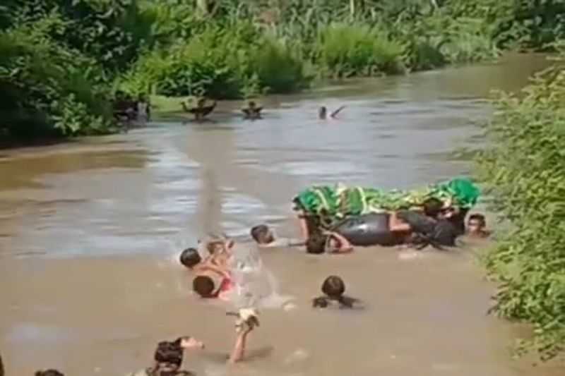 Warga Seberangi Sungai ke Pemakaman di Bangkunat Pesisir Barat