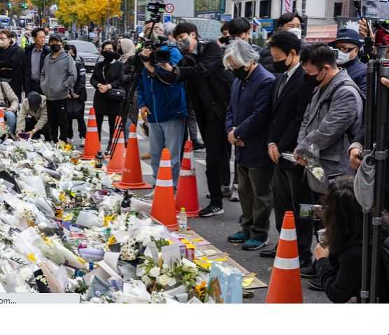 Warga Seoul Peringati Tragedi Halloween Itaewon dengan Menyalakan Lilin