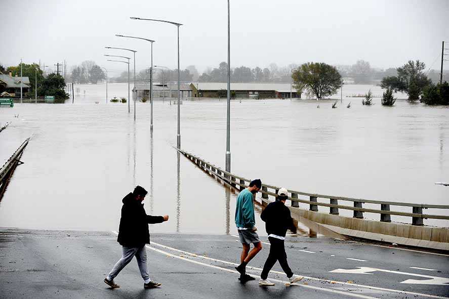 Warga Sydney Bereskan Kerusakan Banjir