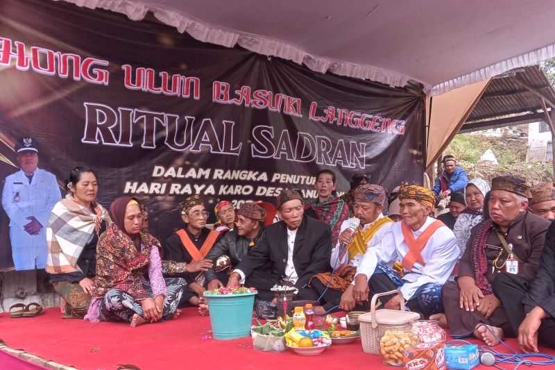 Warga Tengger di Lumajang Gelar Ritual Nyadran pada Perayaan Karo