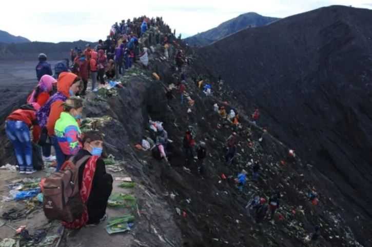 Warga Tengger Melarung Hasil Bumi ke Kawah Gunung Bromo