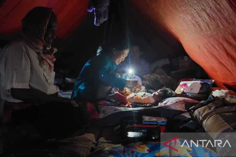 Warga yang Menjadi Korban Gempa Cianjur Bertahan Dalam Gelap Gulita di Lokasi Pengungsian