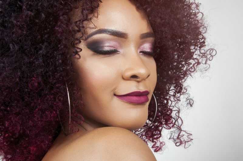 Warna Lipstik Bold Diprediksi Populer untuk 2024