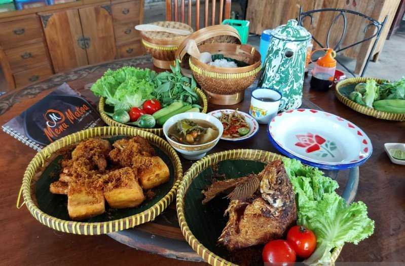 “Waroenk Makan Matoa' Sajikan Makanan Ala Kebum Nenek
