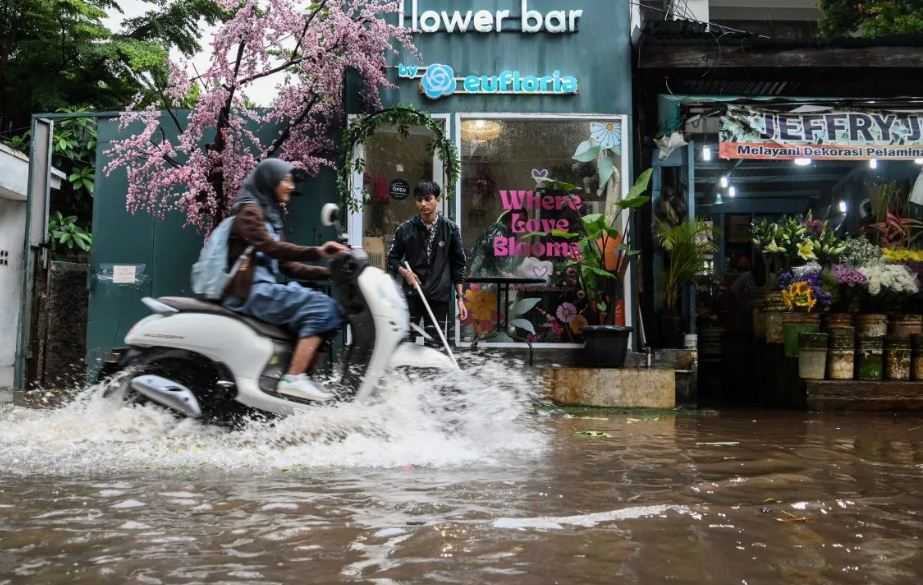 Waspada Banjir, Seluruh Jakarta akan Turun Hujan pada Sabtu Malam