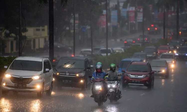 Waspada! Masyarakat Indonesia Harus Tahu, BMKG Ungkap Potensi Hujan Lebat Disertai Petir dan Angin Kencang di Wilayah Ini