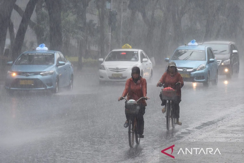 Waspadai Banjir, Hujan Petir dan Angin Landa Jaktim Serta Jaksel pada Minggu sore