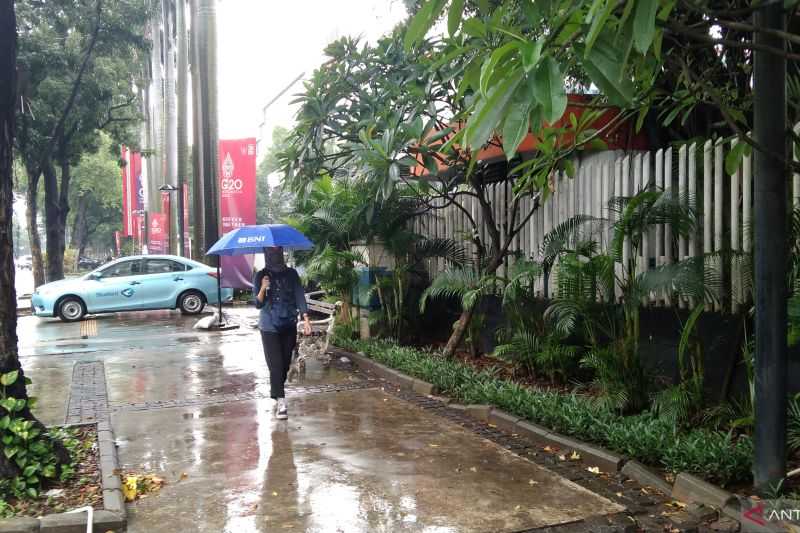 Waspadai Peringatan Serius Ini, BMKG Prakirakan sebagian DKI Diguyur Hujan dan Angin Kencang