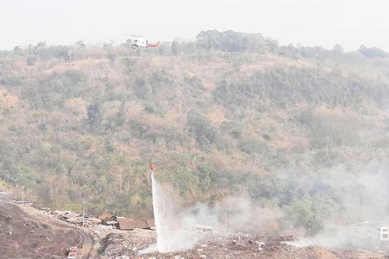 'Water Bombing' Padamkan Kebakaran TPA Jatibarang