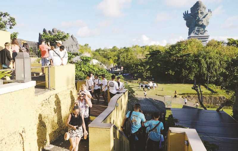 WISATAWAN MENIKMATI SUASANA DI GARUDA WISNU KENCANA BALI