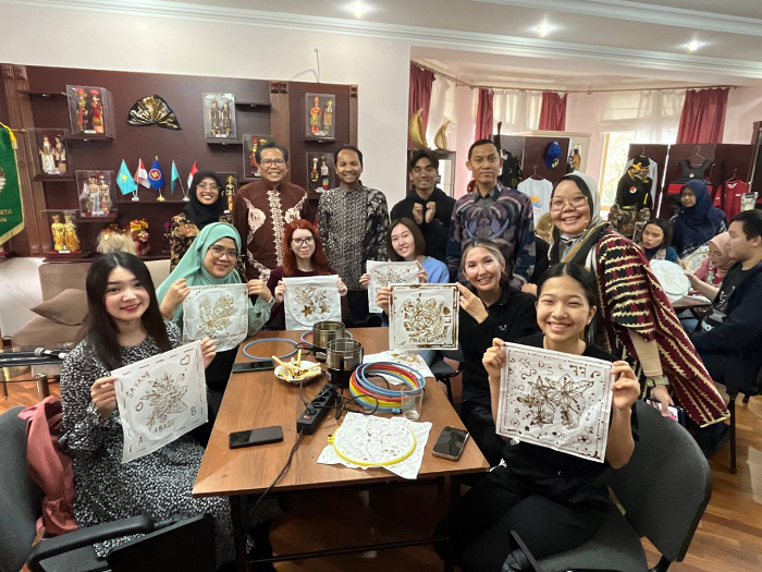Workshop Batik Kolaborasi: Memperingati 30 Tahun Hubungan Diplomatik Indonesia-Kazakhstan