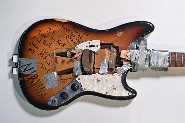 Wow! Gitar Rongsok Milik Kurt Cobain Terjual Seharga Nyaris Rp9 Miliar
