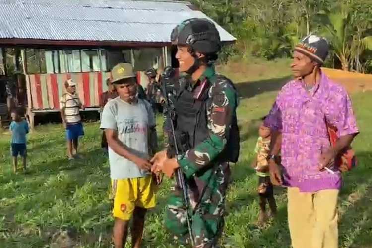 Wujudkan Keharmonisan, Satgas Yonif 143/TWEJ Hadiri Musyawarah Kampung di Pedalaman Papua