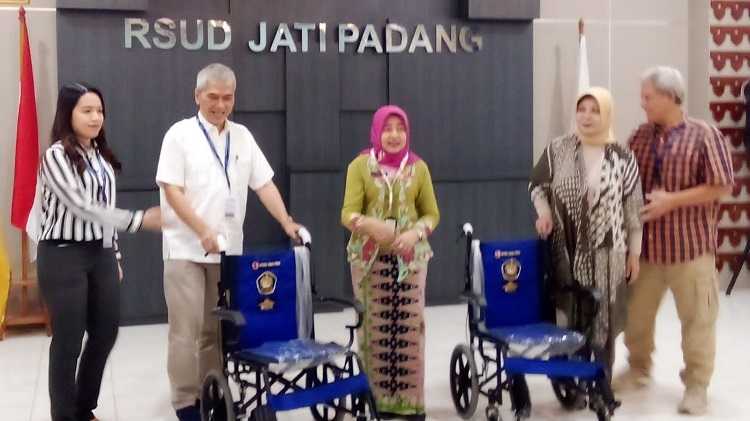 Yastroki Salurkan Kursi Roda ke RSUD Jati Padang