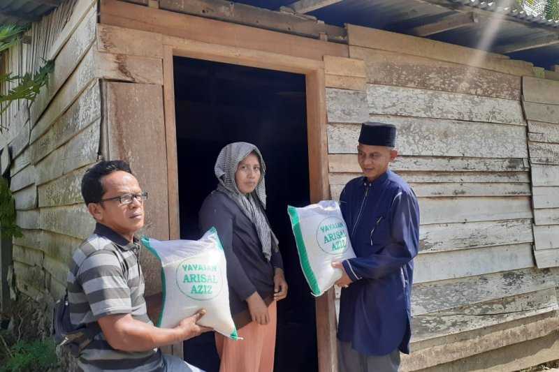 Yayasan Al-Aziz Salurkan 65 Ton Beras Zakat Mal di Padang Pariaman