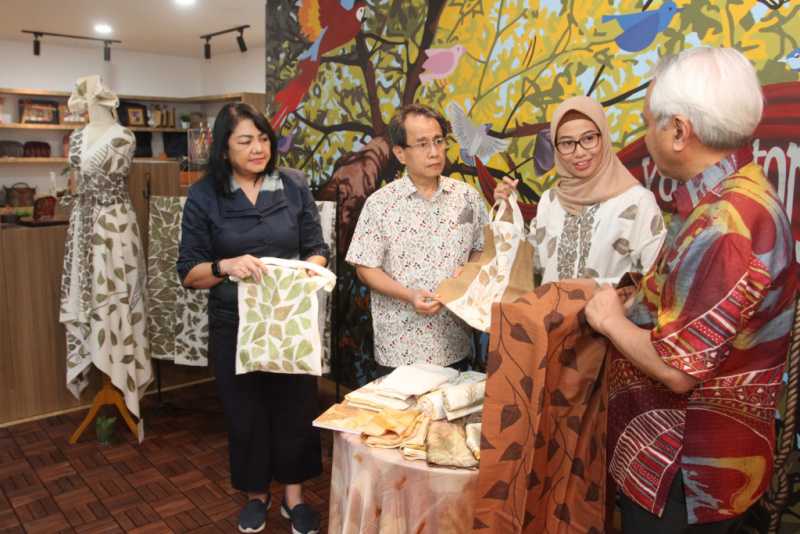 YDBA Media Gathering,  proses pembuatan ecoprint Batik Pratesthi dari Semarang