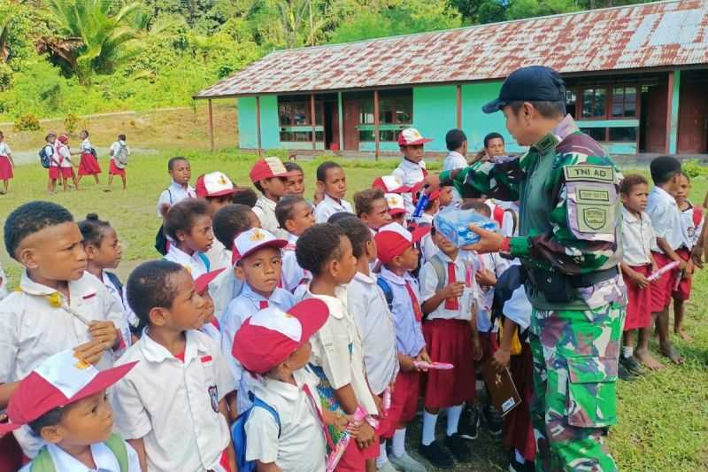 Yonif 122/TS Bagikan Bantuan Alkitab ke SD di Perbatasan RI-Papua Nugini