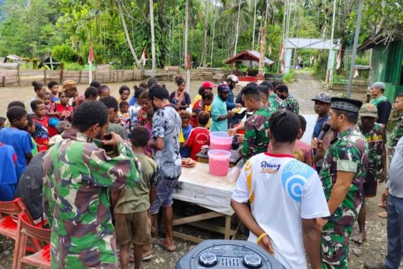 Yonif 122/TS Berbagi Makanan Gratis ke Warga Perbatasan RI-Papua Nugini