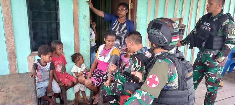 Yonif Raider 200/BN Berikan Layanan Pengobatan Bagi Warga di Papua